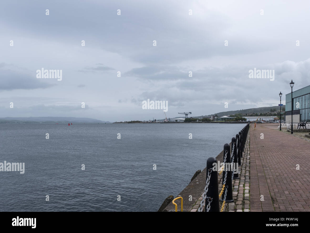 Il Customhouse a Greenock fronte mare guardando ad est verso la nave cantiere al Port Glasgow in lontananza. Foto Stock