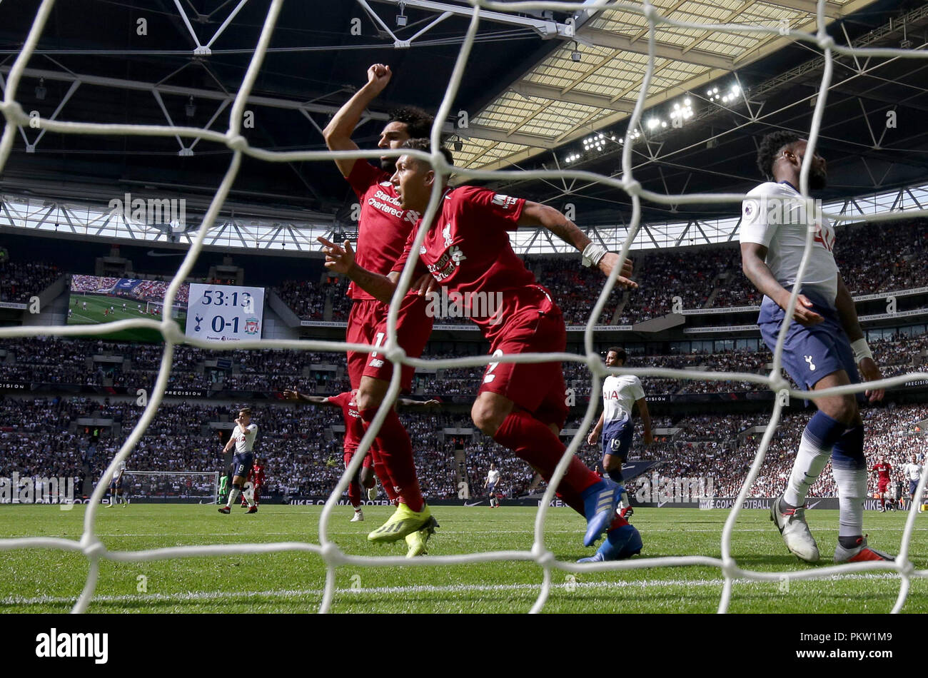 Di Liverpool Roberto Firmino (centro) celebra il punteggio al suo fianco il secondo obiettivo del gioco durante il match di Premier League allo Stadio di Wembley, Londra. Foto Stock