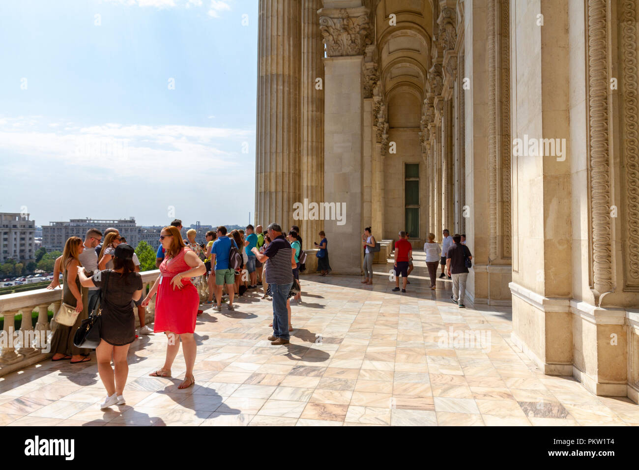 Visitatori sulla piattaforma di osservazione sul Palazzo del Parlamento, Bucarest, Romania. Foto Stock