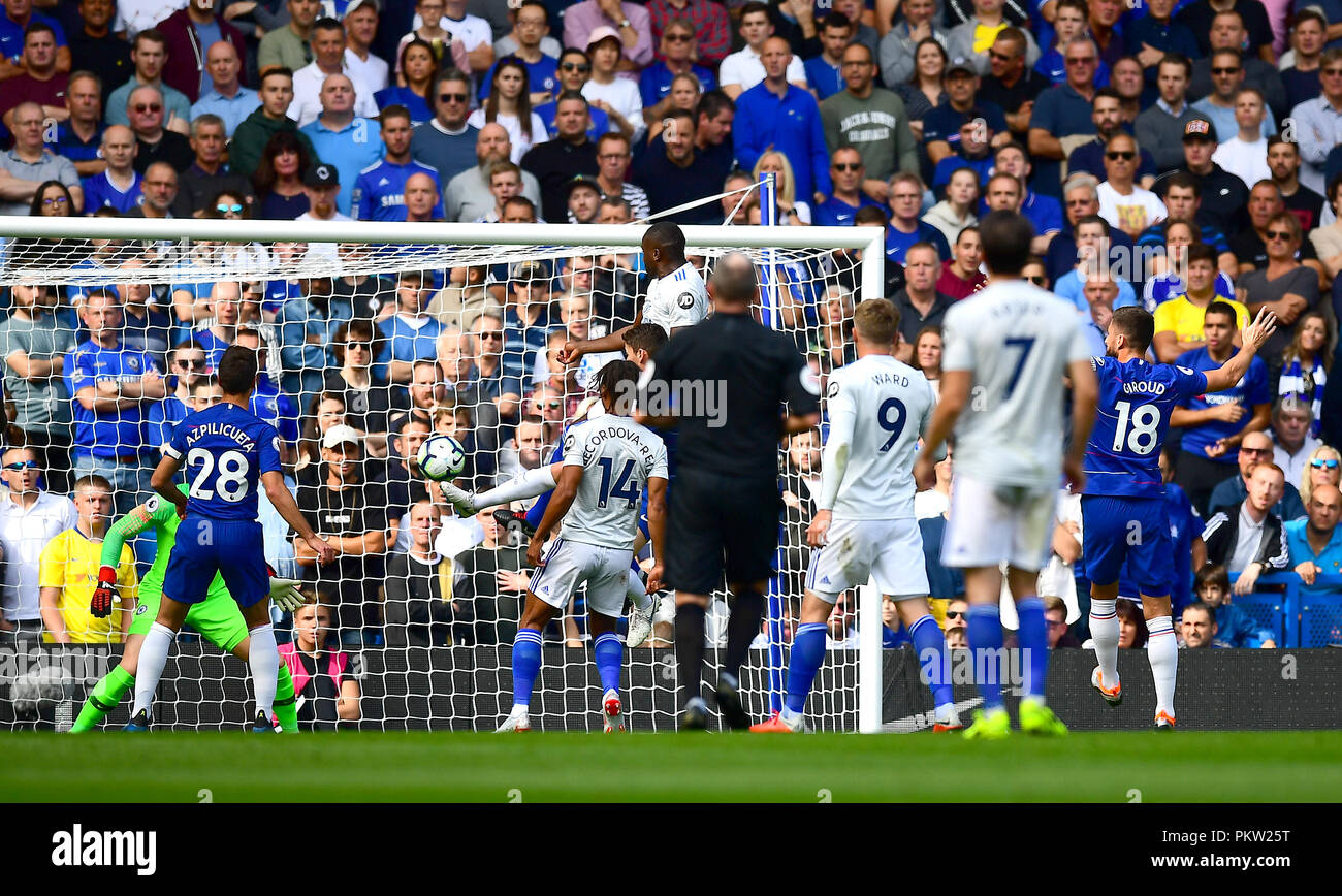 Cardiff City's Sol Bamba (centrE) punteggi il suo lato del primo obiettivo del gioco durante il match di Premier League a Stamford Bridge, Londra. Foto Stock