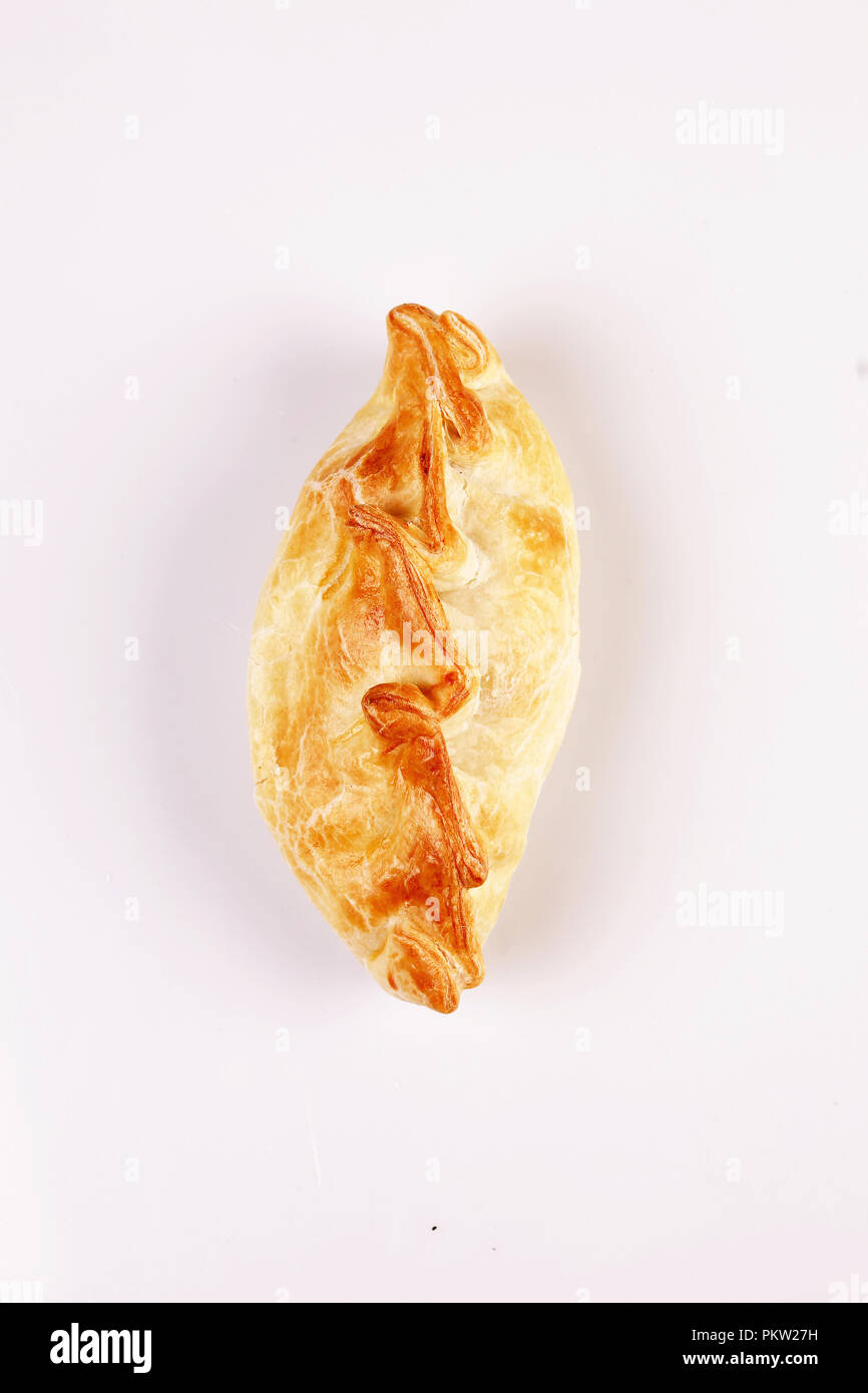 Empanada argentina shot presi su sfondo bianco Foto Stock