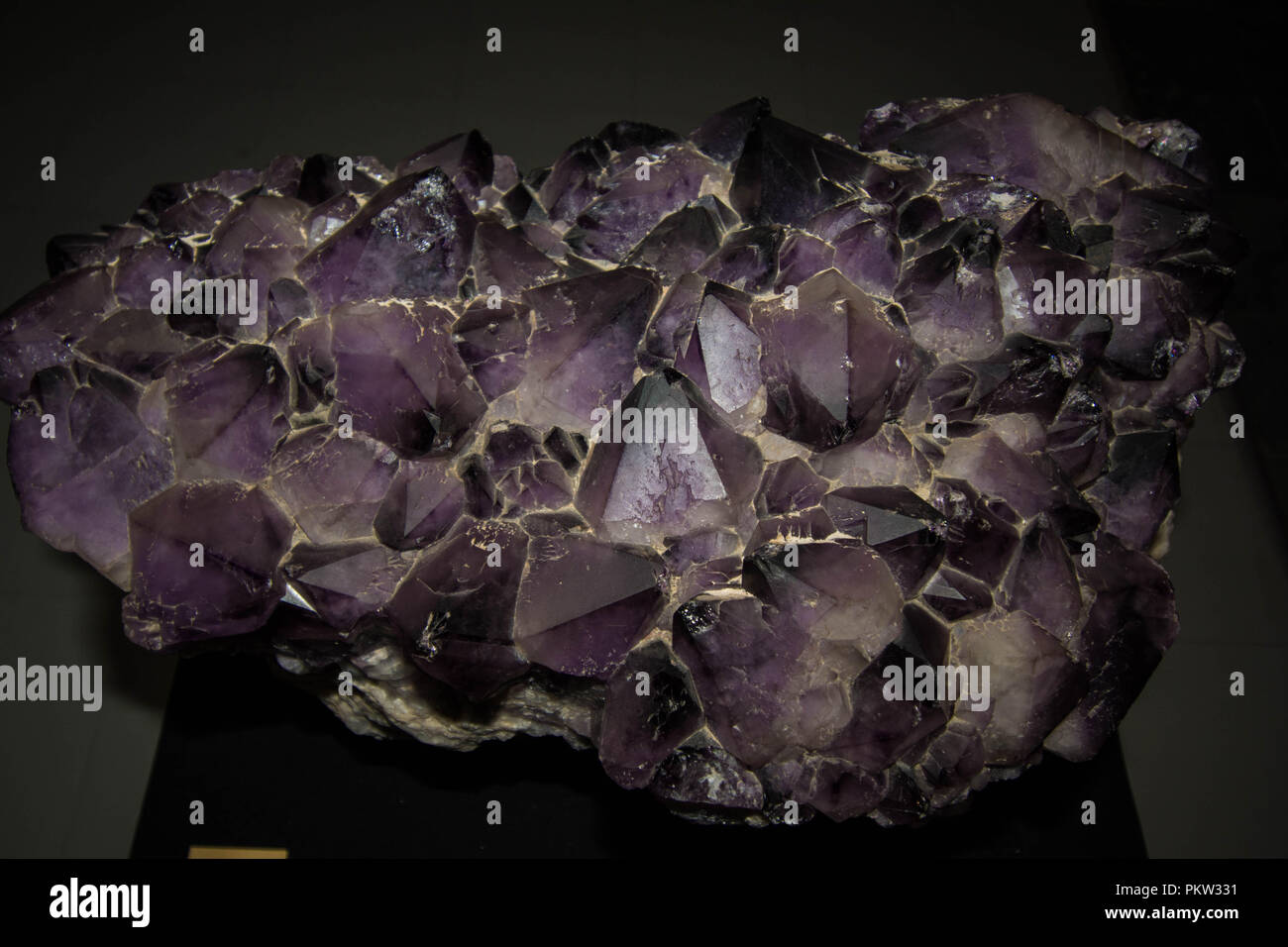 Gemma minerale di Fluorite rosa in Finlandia Museo Tankavaara antico colore minerale di colore viola grande enorme miniera minata scintillante gemma scintillante Foto Stock