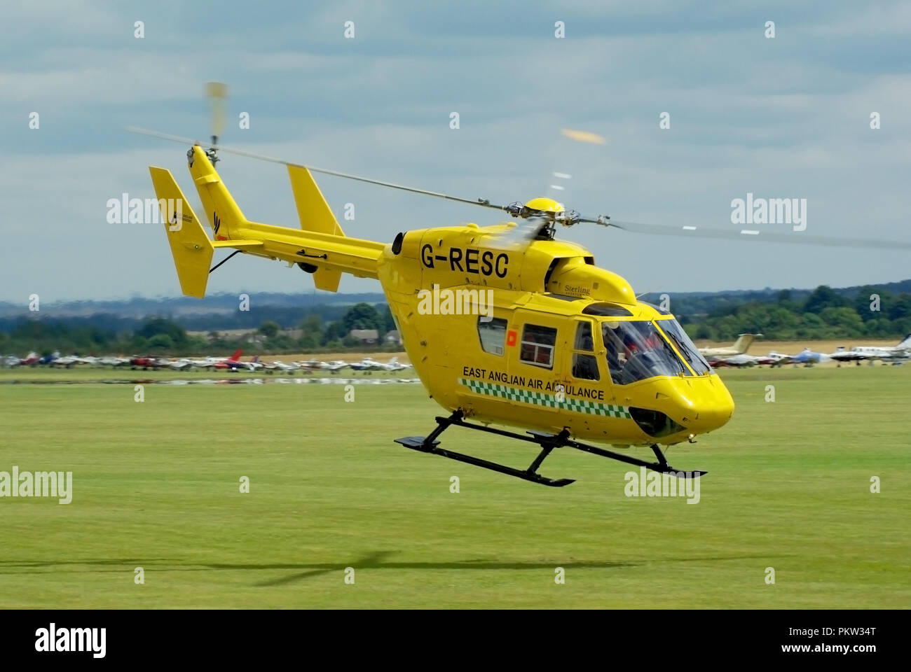 East Anglian Air Ambulance Eurocopter MBB BK117 elicottero G-RESC battenti. Servizi di emergenza Air Ambulance paramedico assistenza medica Foto Stock
