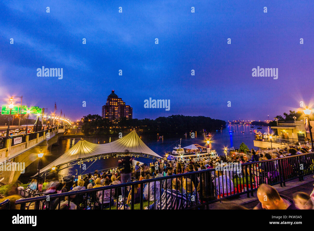 Via di luglio Fireworks Mortensen Riverfront Plaza   Hartford, Connecticut, Stati Uniti d'America Foto Stock