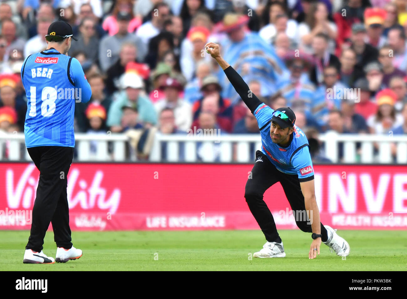 Sussex squali' David Wiese (destra) celebra tenendo il fermo del Somerset James Hildreth durante la vitalità T20 Blast Semi Final match on Finals giorno a Edgbaston, Birmingham. Foto Stock