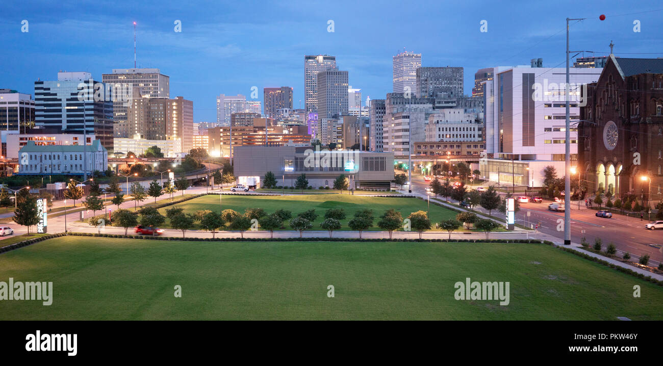 New Orleans è una vivace area metropolitana che mantiene ancora oggi lo spazio verde ai piedi di edifici alti Foto Stock