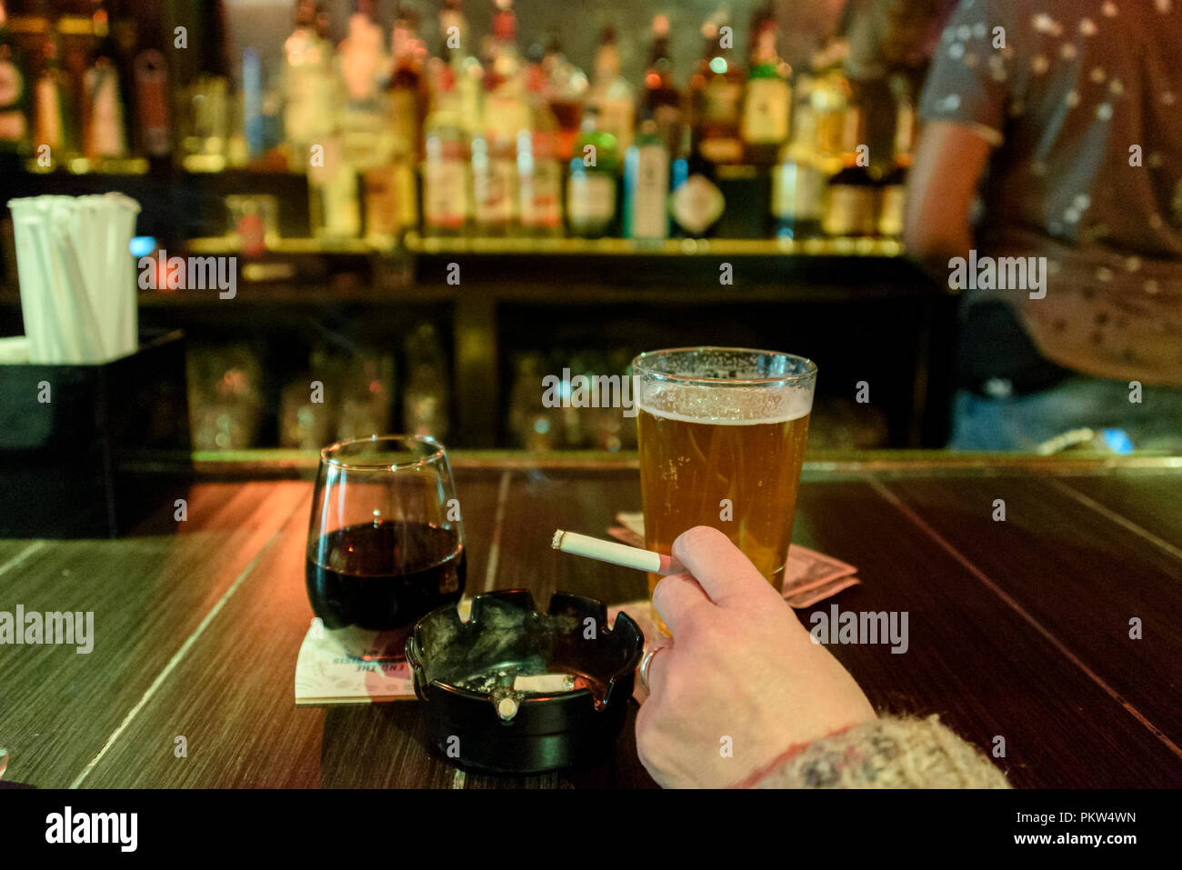 04-2018 New York, Stati Uniti d'America. Il fumo è ancora consentito in alcuni bar di New York City. Foto: © Simon Grosset Foto Stock