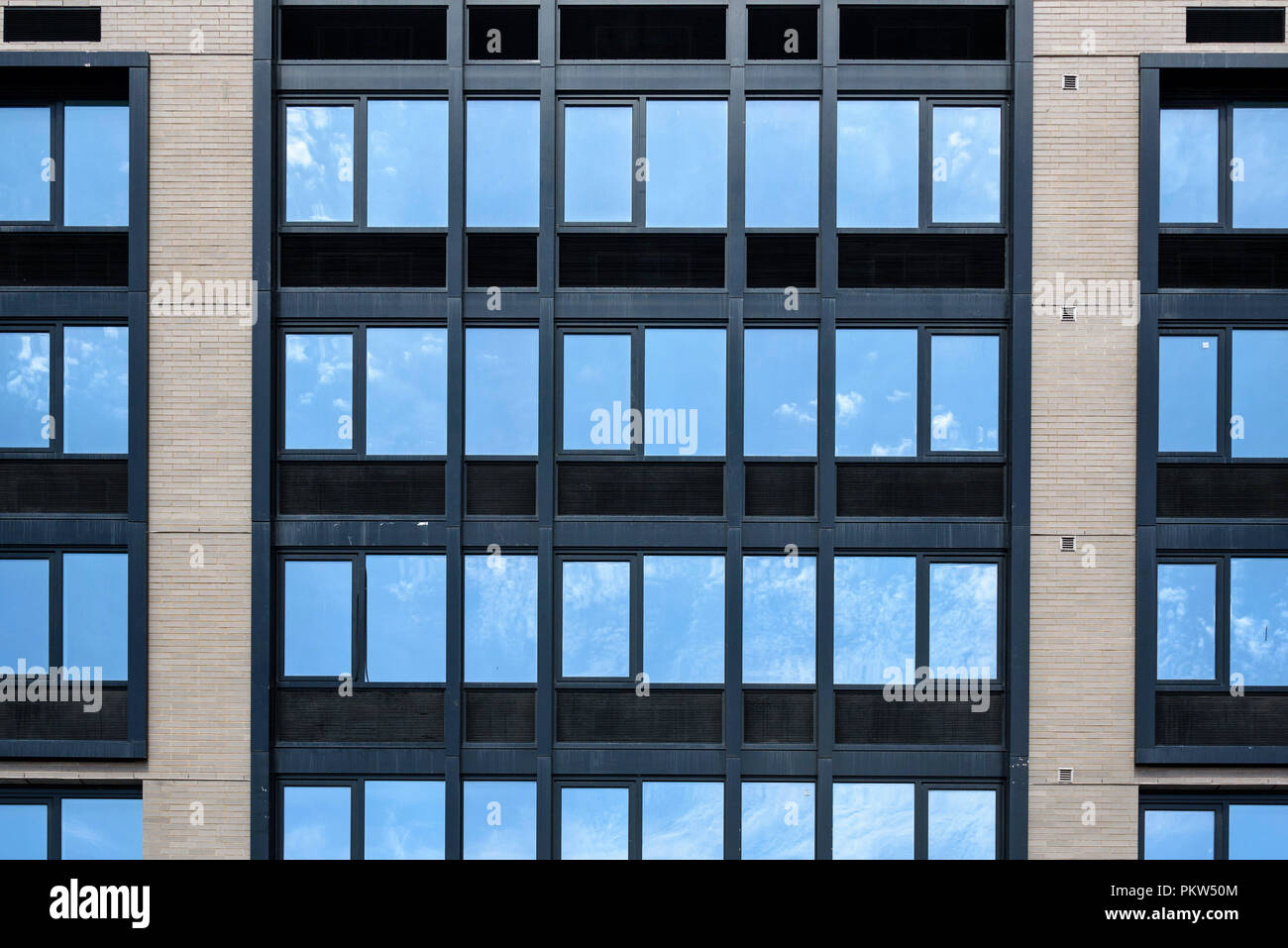 04-2018 New York, Stati Uniti d'America. Ufficio finestre che riflette il blu del cielo. Foto: © Simon Grosset Foto Stock