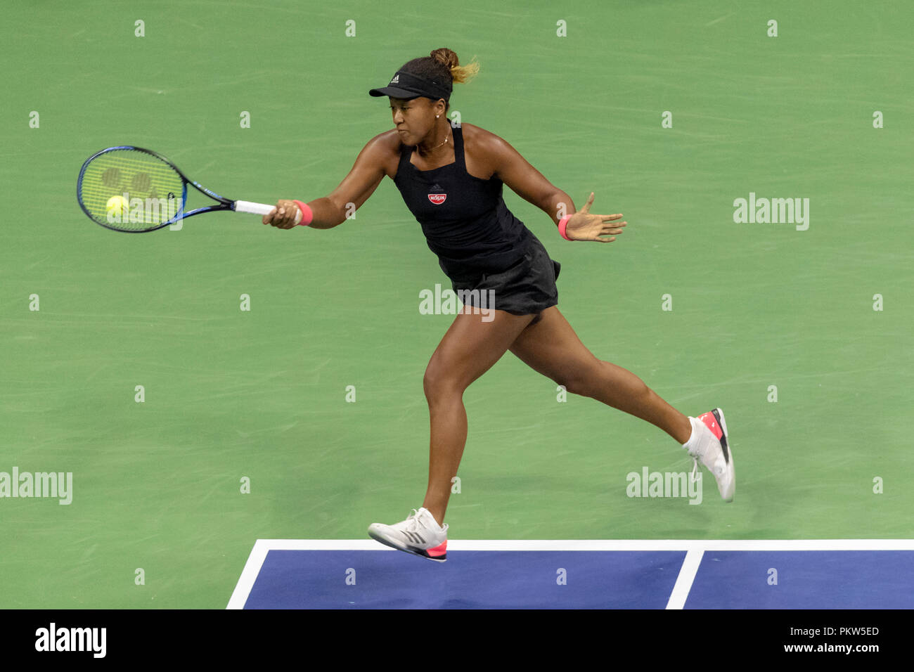 Naomi Osaka (JPN) competere in semifinale al 2018 US Open di Tennis. Foto Stock