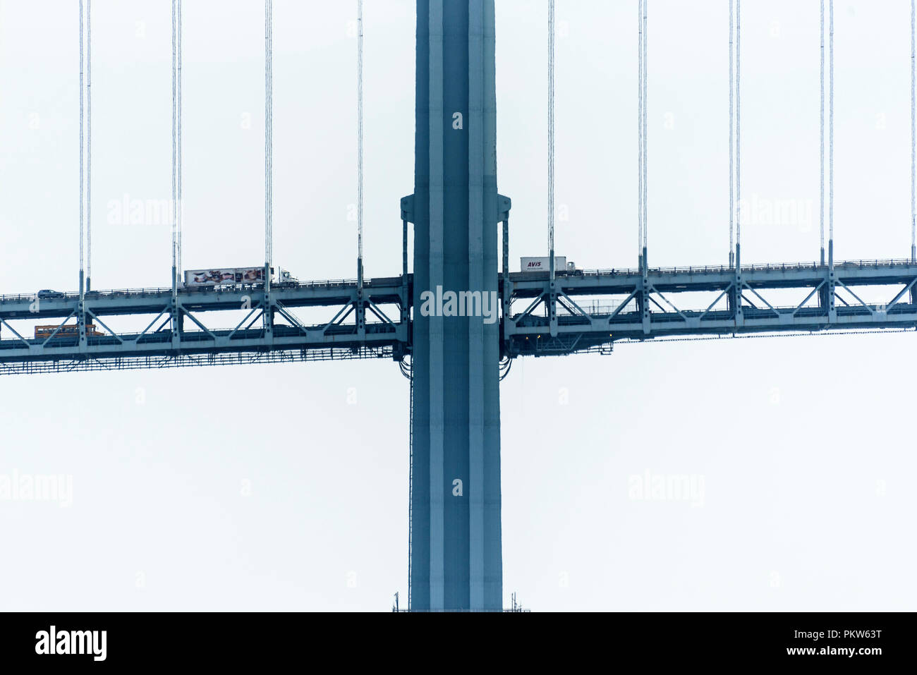 04-2018 New York, Stati Uniti d'America. Verrazano-Narrows Ponte sul Porto di New York. Circa-1964 sospensione ponte dotato di 693-ft-alte torri & linking Brooklyn & Foto Stock