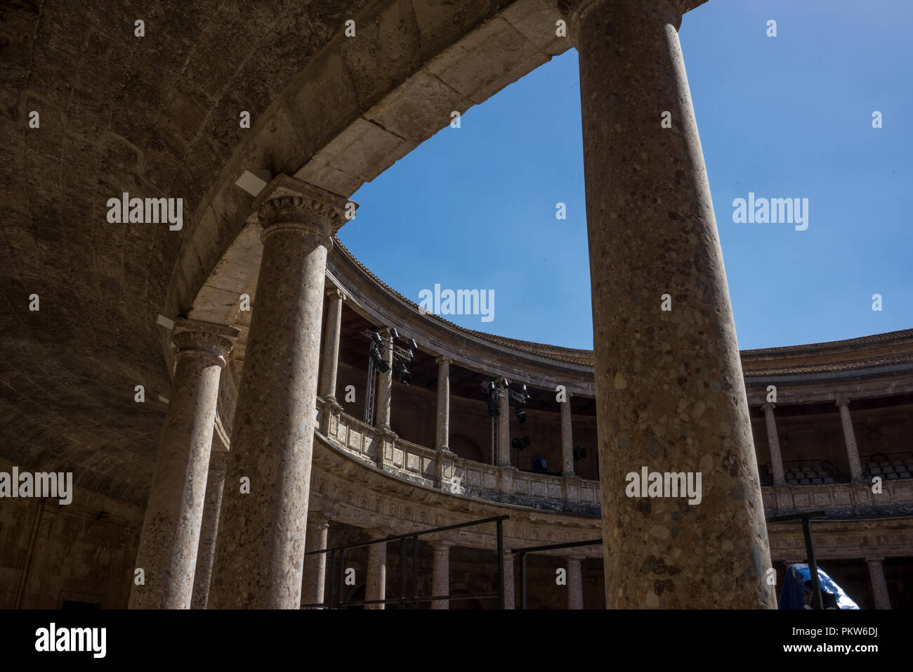 Granada, Spagna - 23 Giugno 2017: il Colosseo, colonne e atrio di Alhambra Palace, Granada, Spagna, Europa Foto Stock