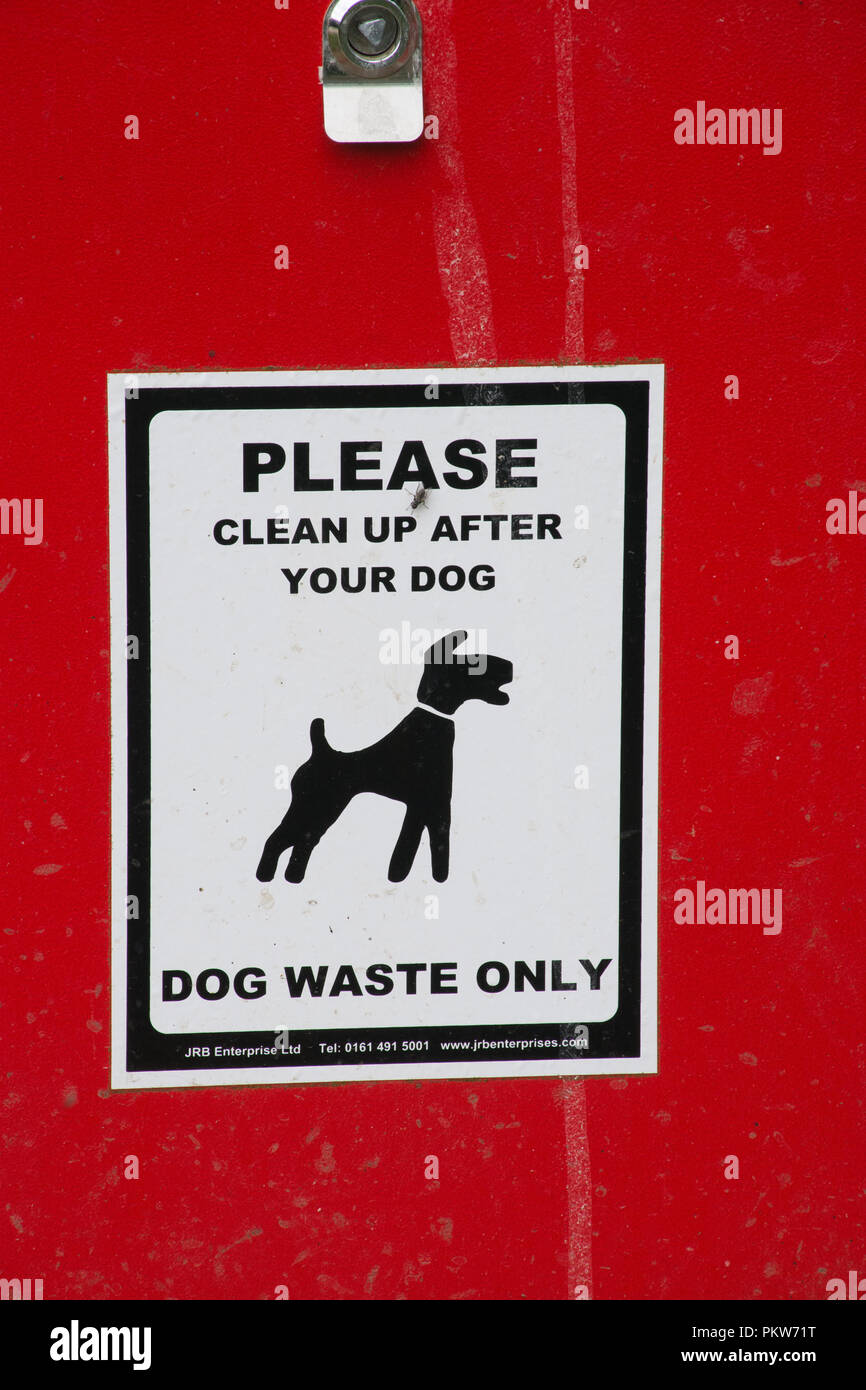 Close-up di cane rosso bidone dei rifiuti con segno chiedendo alle persone di si prega di pulizia dopo il vostro cane Foto Stock