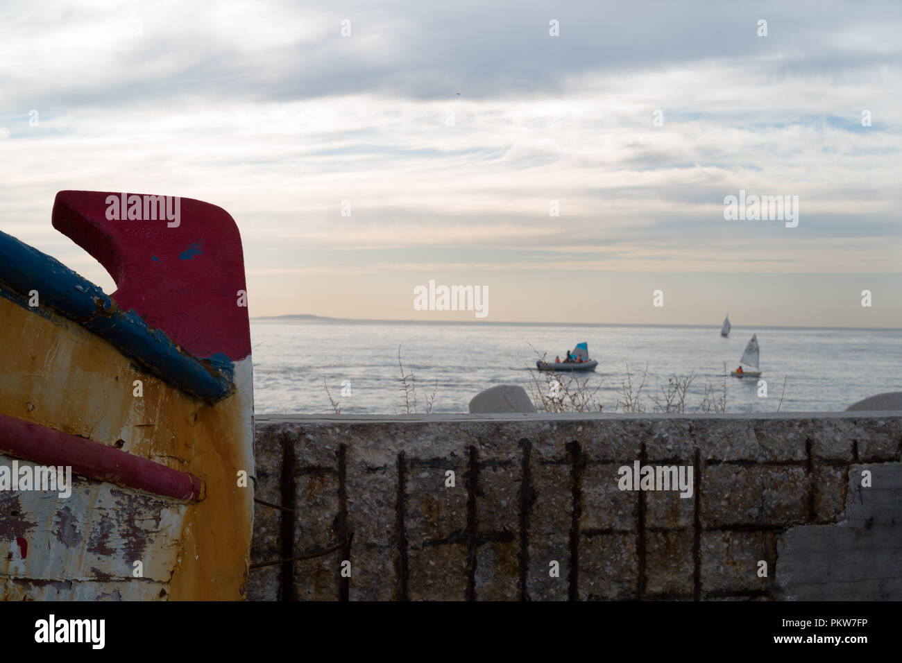 Ritirato la barca di legno a terra. Foto Stock