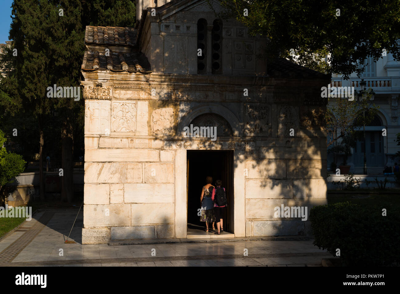 Persone di entrare nella vecchia cappella in Atene Foto Stock