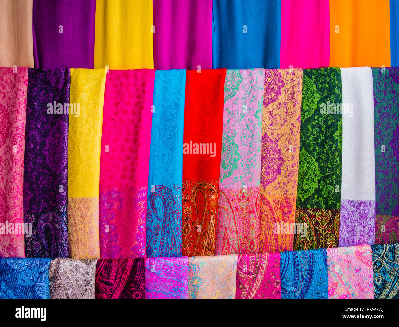 Visualizzazione di seta colorata scarvers appeso sul mercato in stallo, Vietnam Foto Stock