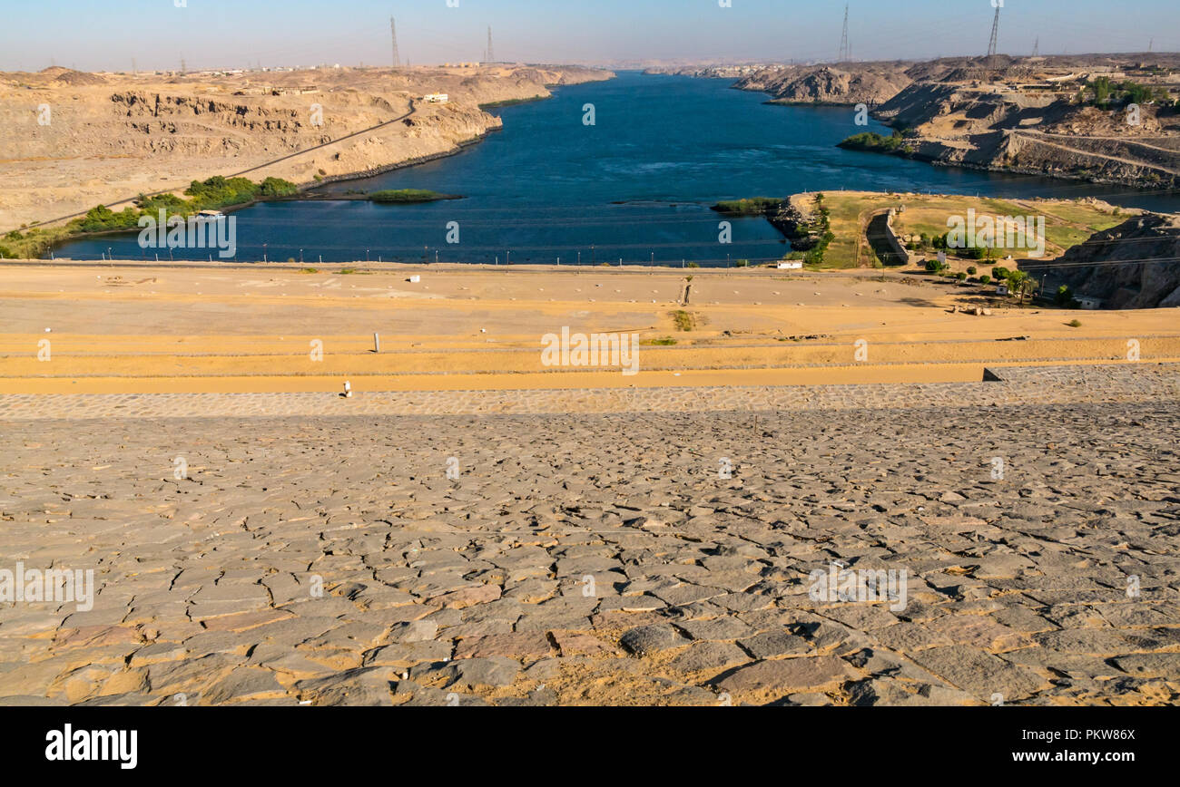 Guardando verso il basso Fiume Nilo dalla parte superiore di Aswan Alta Diga, Fiume Nilo, Aswan, Egitto, Africa Foto Stock