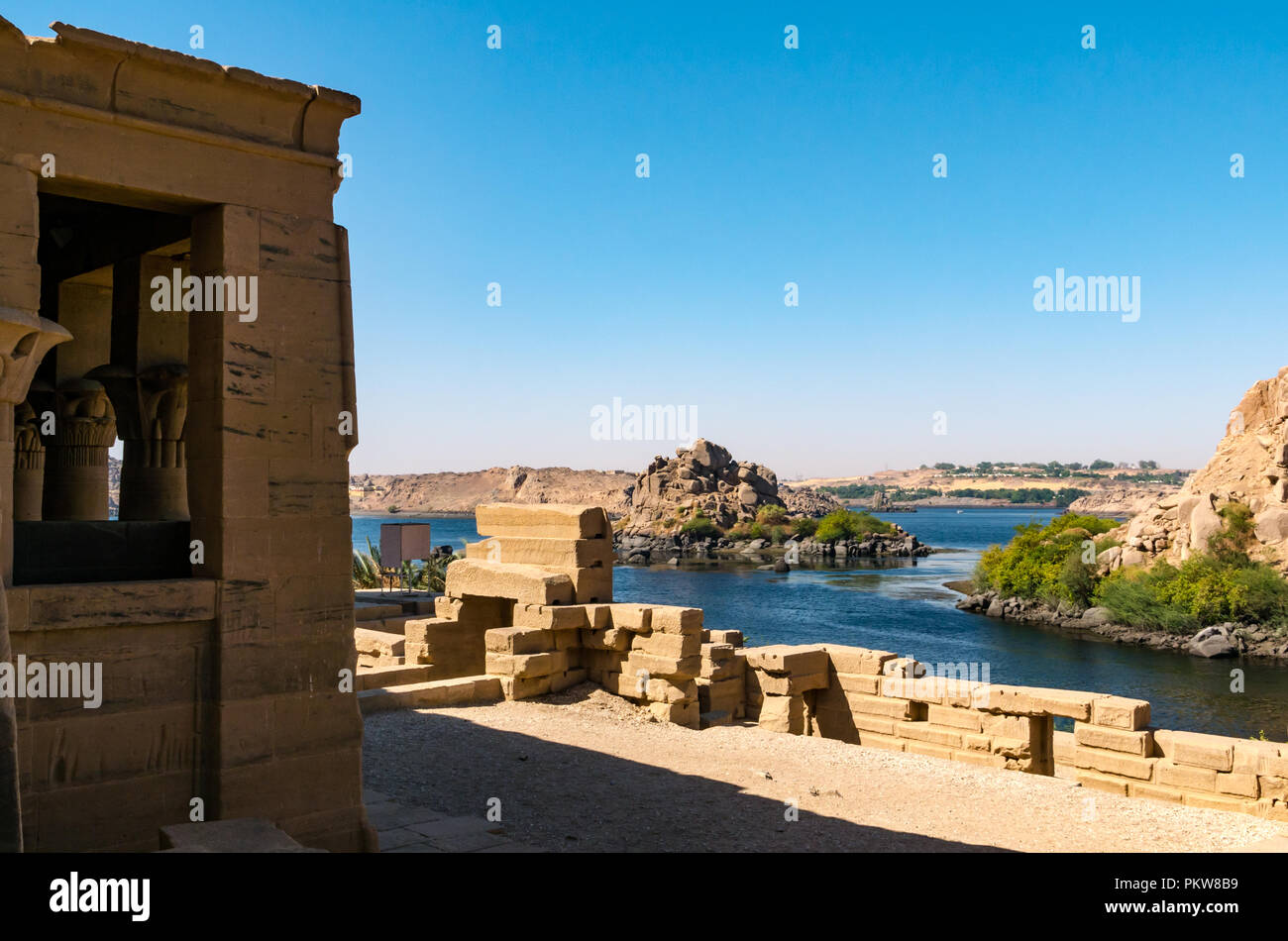 Vista dal Tempio di Philae sull isola di Agilkia al lago Nasser, Fiume Nilo, Aswan, Egitto, Africa Foto Stock
