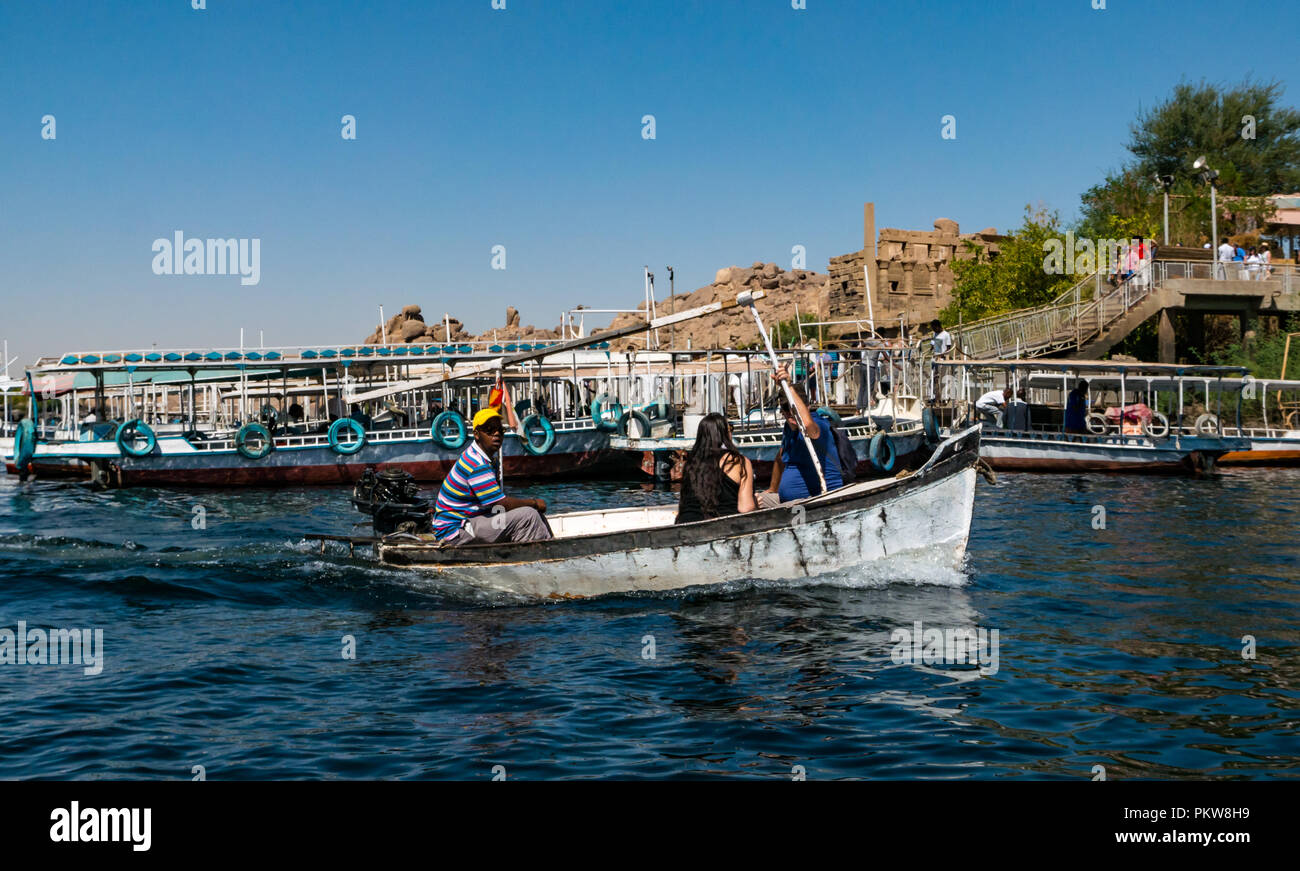 I turisti in barca di ritorno dal Tempio di Philae, lago Nasser, Fiume Nilo, Aswan, Egitto, Africa Foto Stock