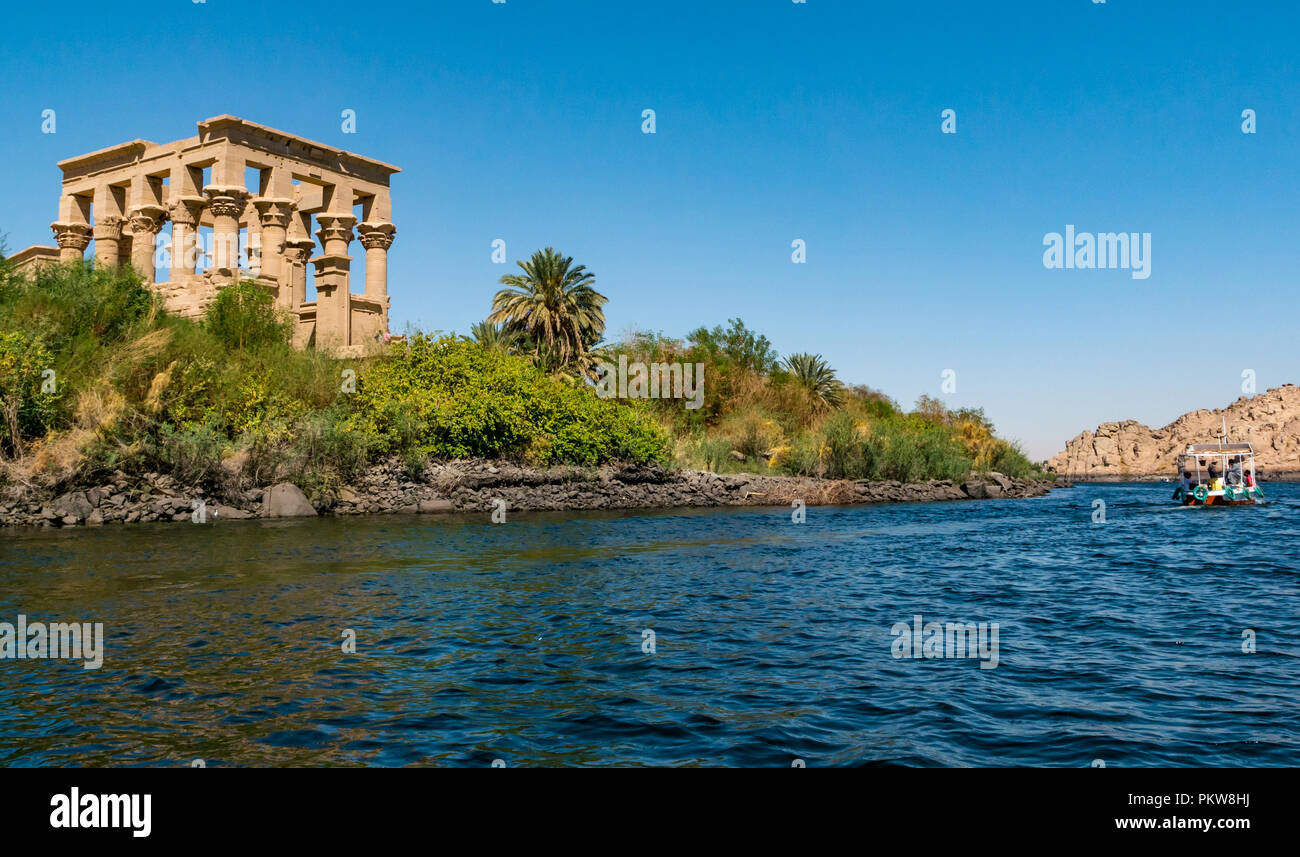 I turisti in barca lasciando il Tempio di Philae con Kioske di Phylae, Agilkia Island, il lago Nasser, Fiume Nilo, Aswan, Egitto, Africa Foto Stock