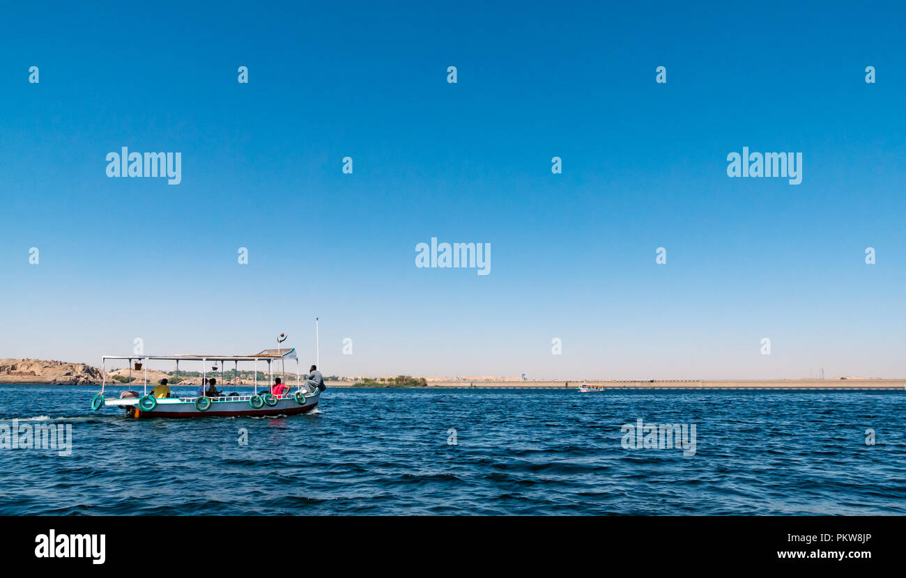 La barca turistica sul fiume Nilo al di sopra di Aswan bassa diga sul lago Nasser tornando dal Tempio di Philae, Egitto, Africa Foto Stock