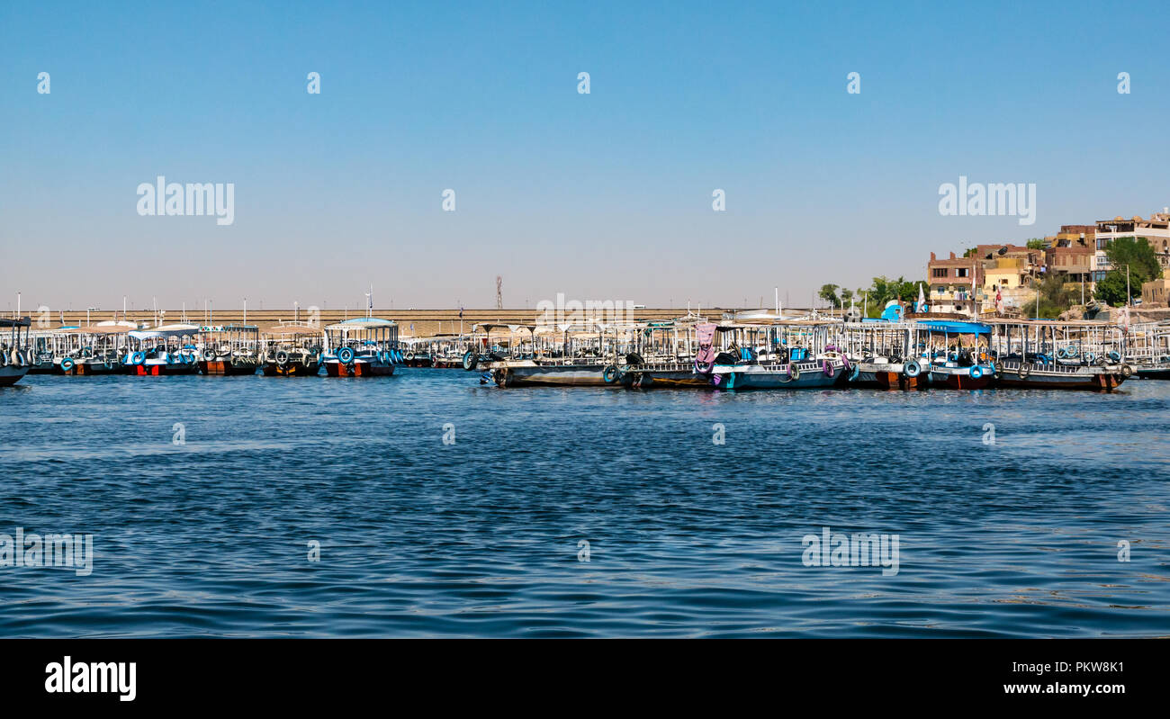 Fiume colorate barche ormeggiate da Aswan a bassa diga sul lago Nasser per i turisti in visita al Tempio di Philae, Aswan, Egitto, Africa Foto Stock