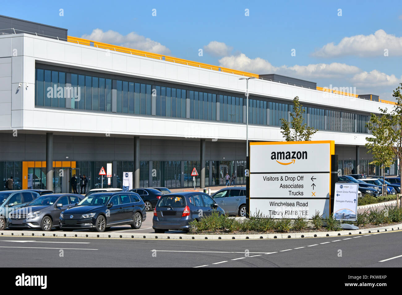 Grande magazzino di Amazon & distribution center building gestisce lo shopping online retail internet & technology business development Tilbury Essex England Regno Unito Foto Stock