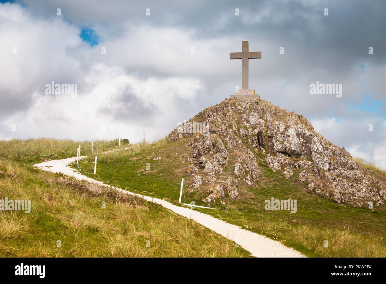 Croce di pietra, Ynys Llanddwyn, Anglesey, Galles REGNO UNITO Foto Stock