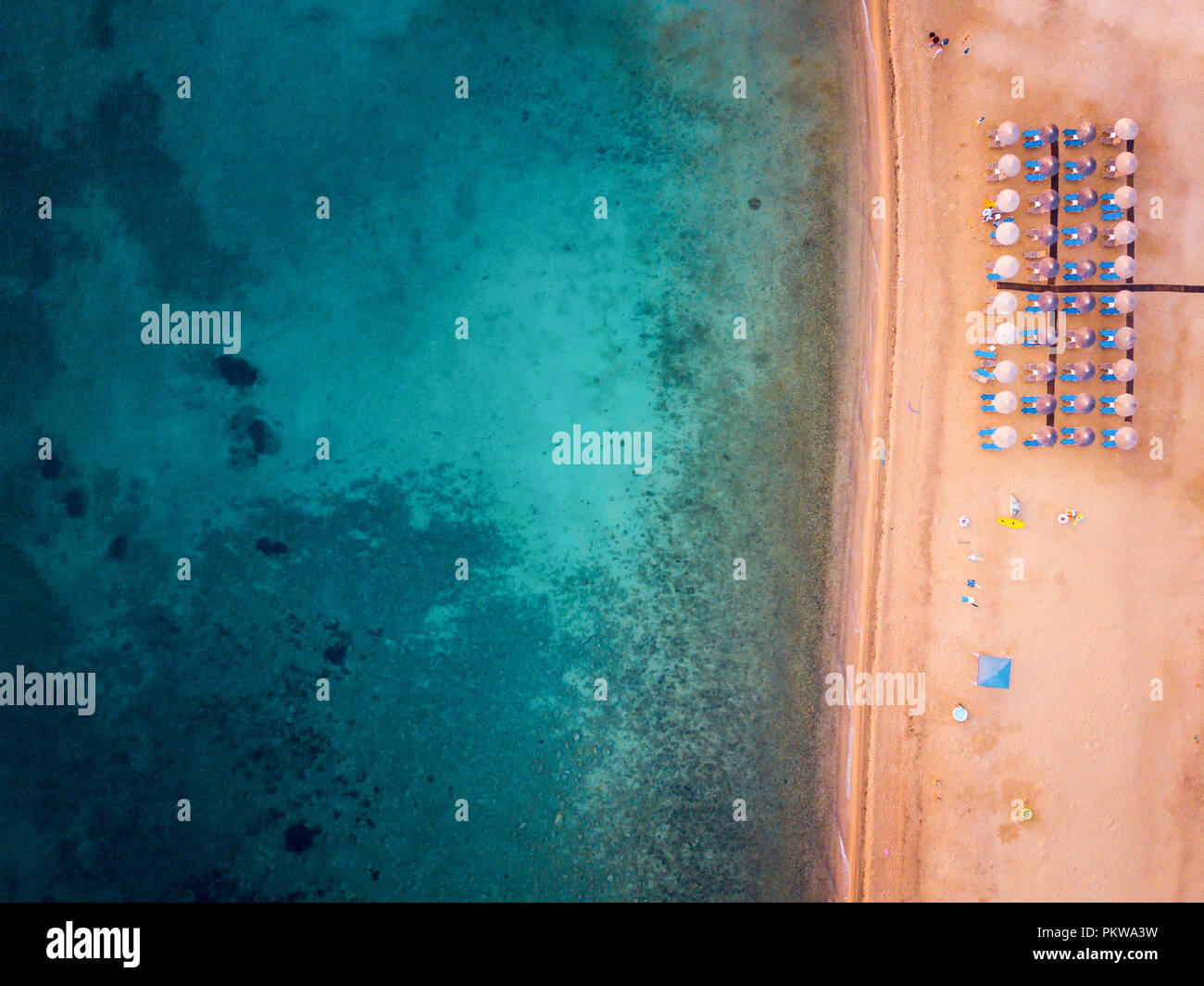 Foto aerea di una spiaggia con ombrelloni e sdraio in spiaggia Foto Stock