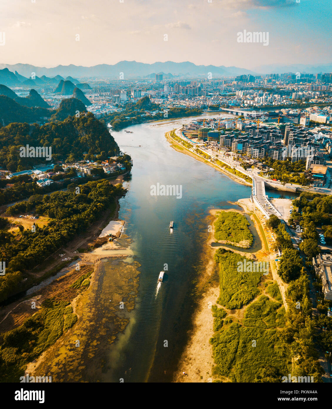 Tourist in barca a vela lungo il fiume Li in Guilin Cina Foto Stock