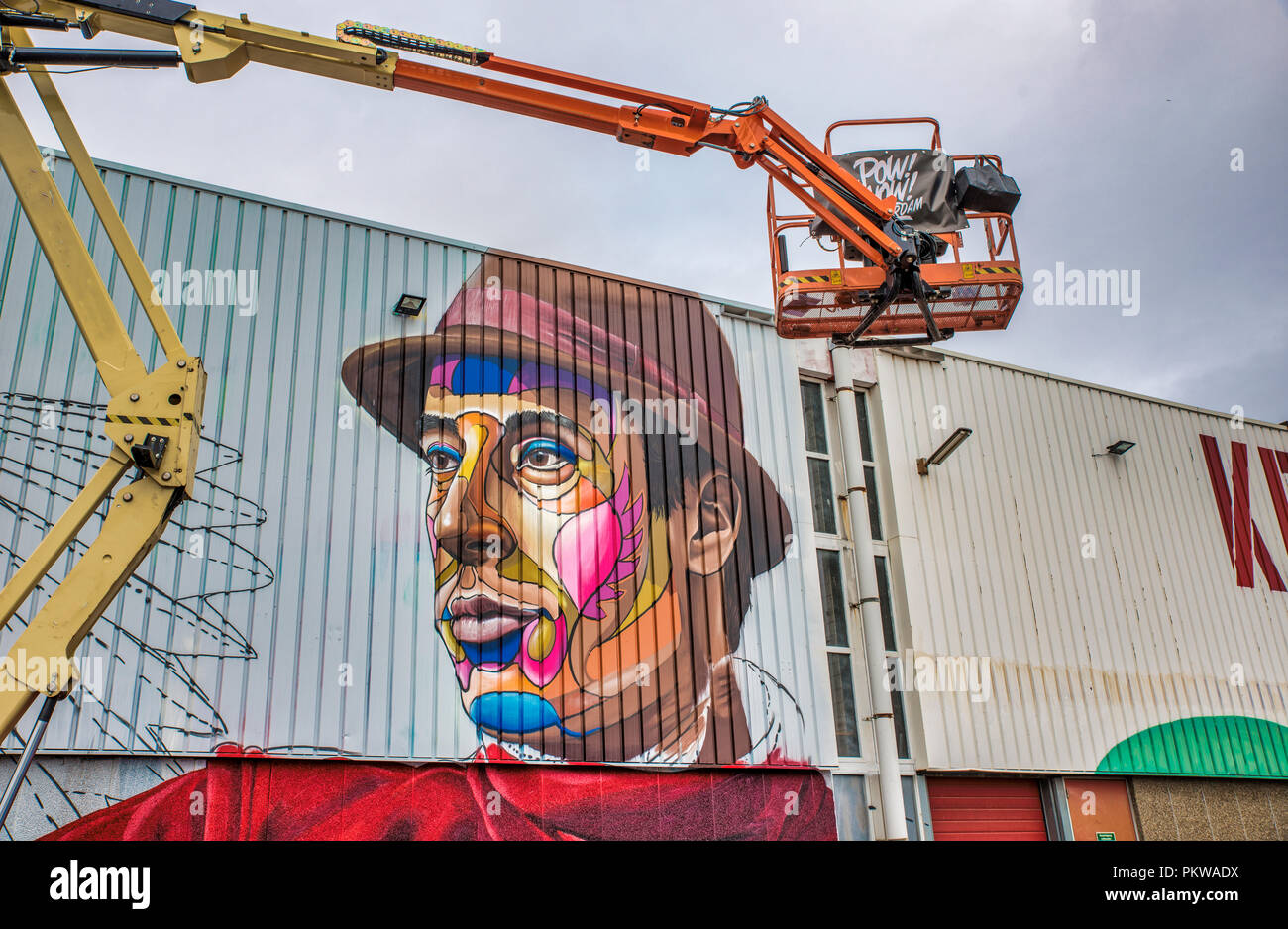 Rotterdam, Olanda,15-sett-2018:artista spazzola di vernice una parete su POW! WOW!Festival .Questo è il più noto street art festival in tutto il mondo. Foto Stock