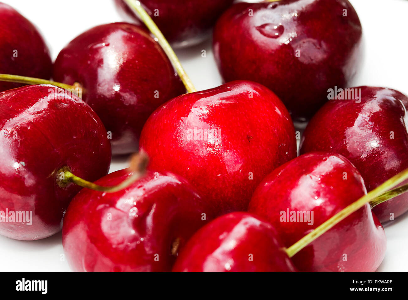 Macro immagini di ciliege rosse isolato su sfondo bianco. Foto Stock