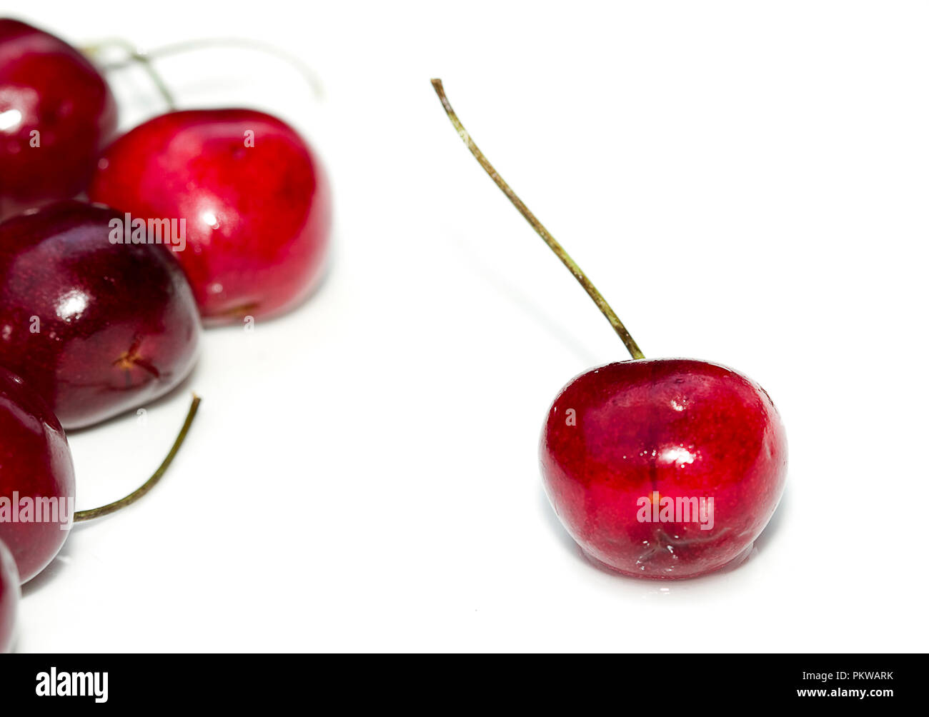 Macro immagini di ciliege rosse isolato su sfondo bianco. Foto Stock