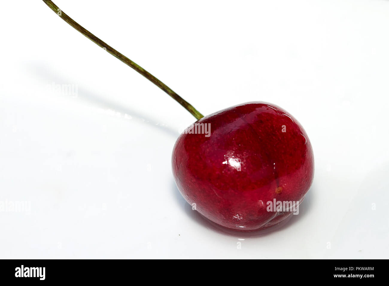 Macro immagini di ciliege rosse isolato su sfondo bianco. Foto Stock