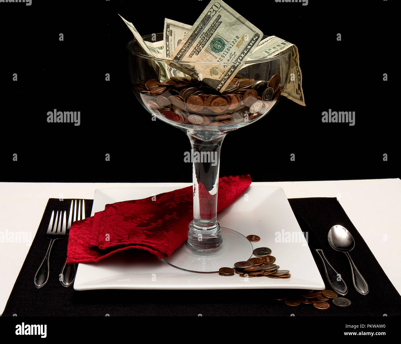 Concetto di denaro immagini con uno essendo denaro servito come pasto con monete e banconote e altri con la calcolatrice, occhiali e quotidiani. Foto Stock