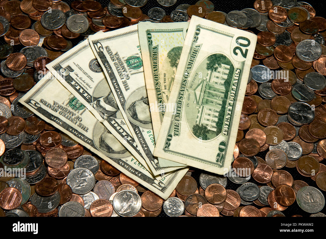 Concetto di denaro immagini con uno essendo denaro servito come pasto con monete e banconote e altri con la calcolatrice, occhiali e quotidiani. Foto Stock