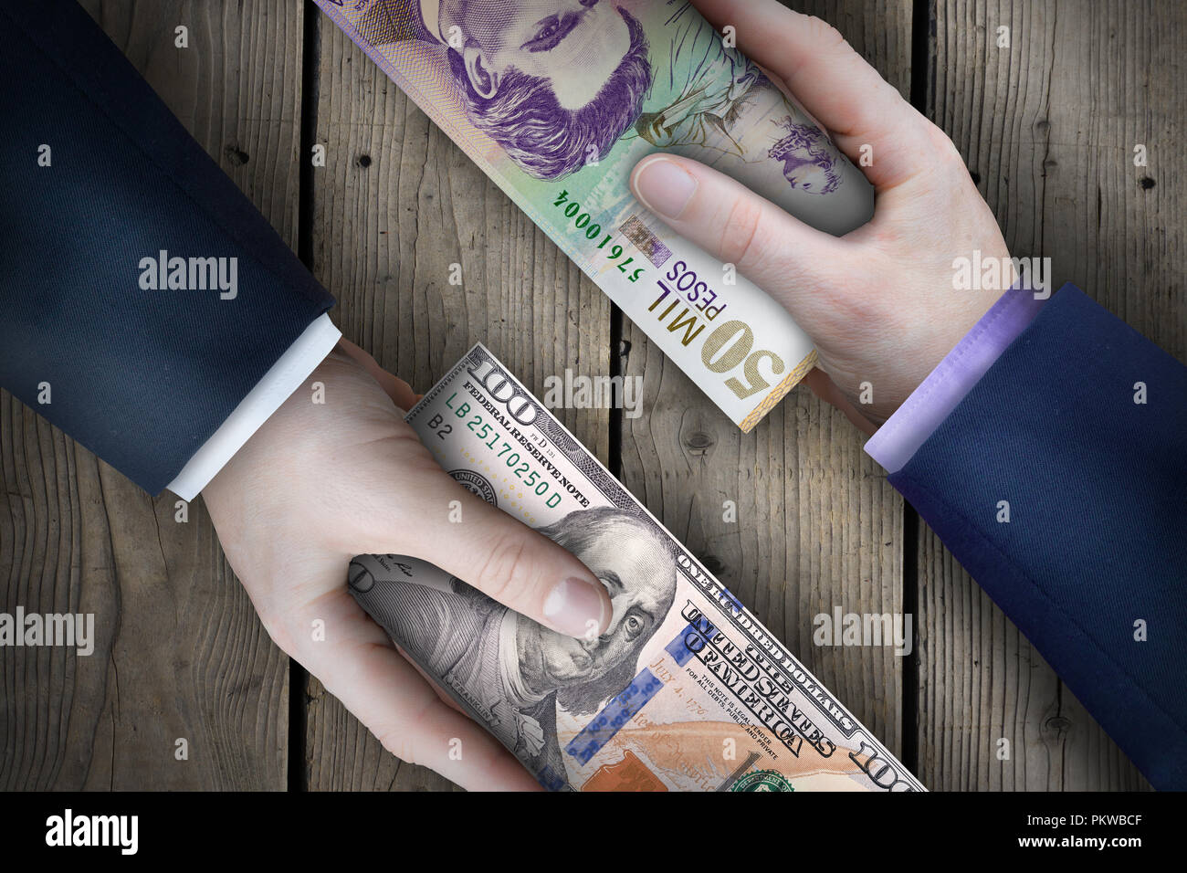 Due fiat valuta le fatture che vengono scambiati da due uomini di affari che come parte di una transazione commerciale. Foto Stock