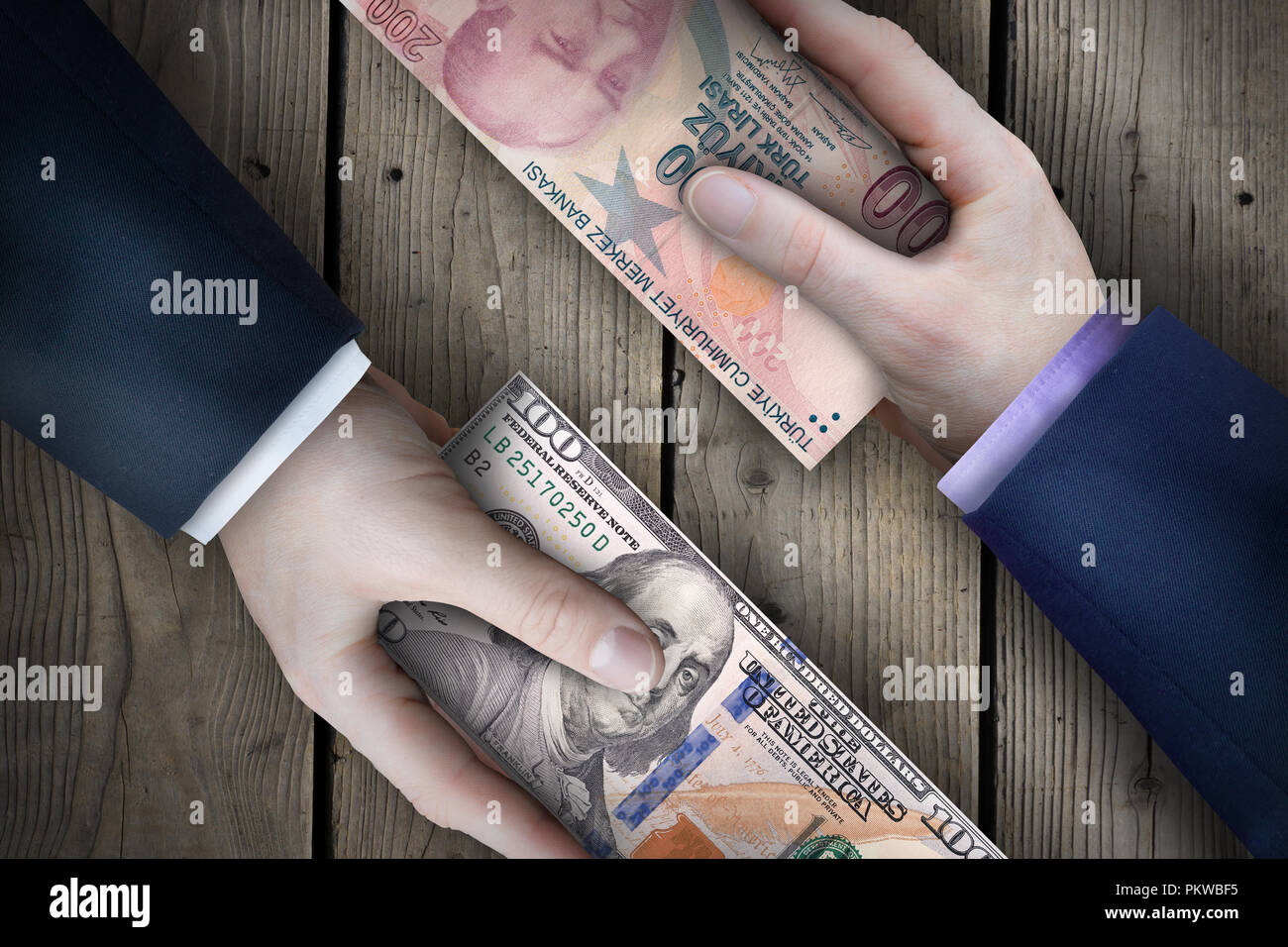 Due fiat valuta le fatture che vengono scambiati da due uomini di affari che come parte di una transazione commerciale. Foto Stock