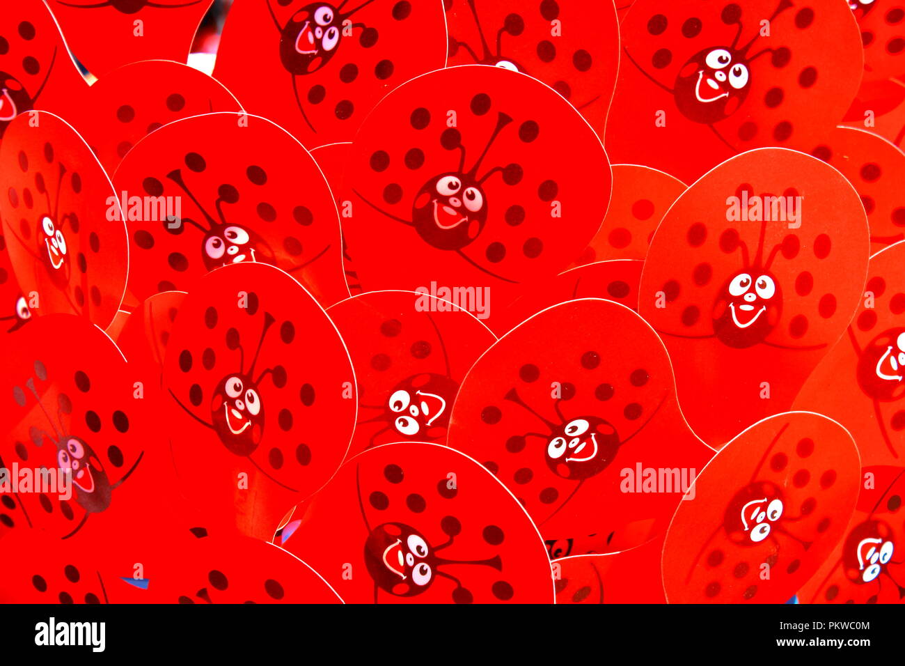 Sfondo rosso con le faccine orizzontali per illustrazione Foto Stock