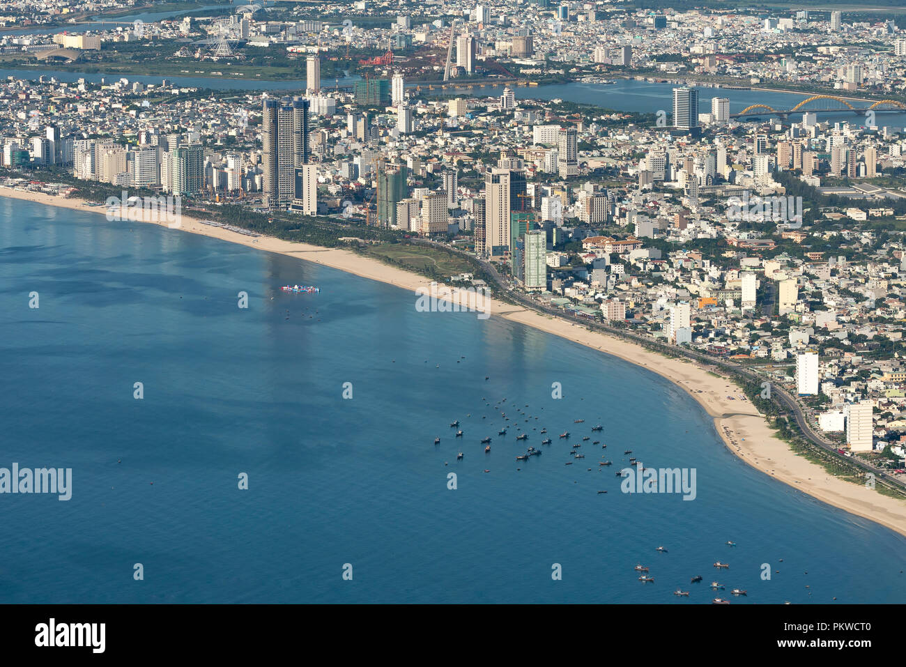 Vista panoramica Da Nang città vista dalla cima del Figlio Tra della penisola. Foto Stock