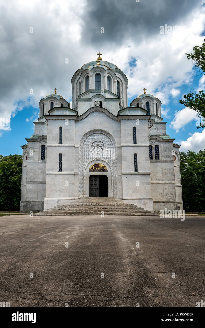 Chiesa di San Giorgio Oplenac, è il mausoleo del serbo e iugoslavo casa reale di Karadjordjevic, sulla sommità della collina di Oplenac, città di Topola. Foto Stock