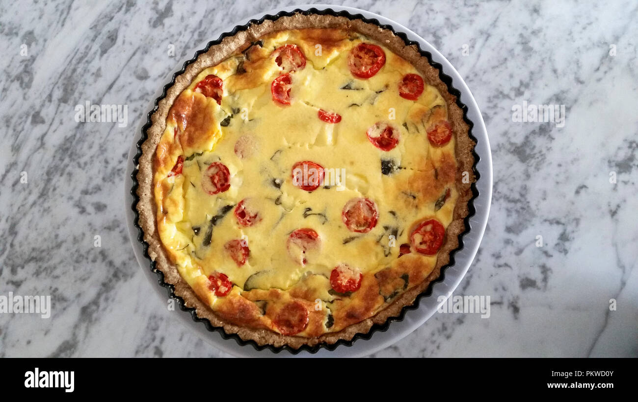 Tradizionale torta francese. Deliziose quiche sul piatto. Foto Stock