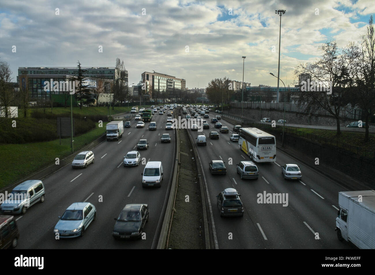 Parigi, Francia - 30 dicembre 2007: Automobili passando attraverso la Boulevard Peripherique strada di circonvallazione di Parigi durante le ore di punta. Si tratta di uno dei principali expressway Foto Stock