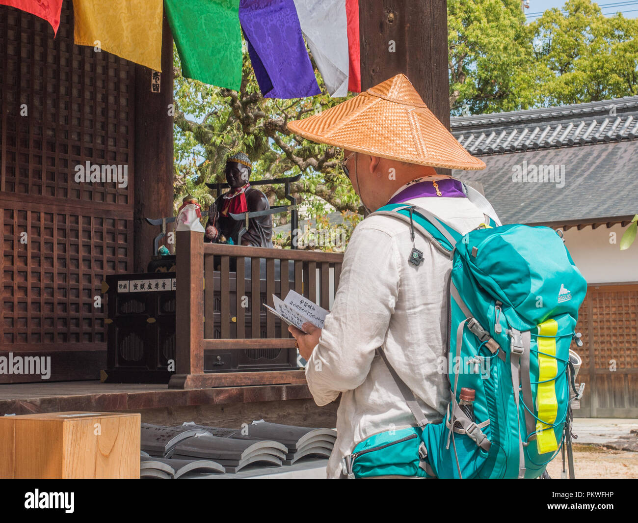 Pellegrino Henro recitando il Sutra del Cuore, Hannya Shin-gyo, Tempio Motoyamaji 70, Shikoku 88 Tempio pellegrinaggio, Kagawa, Giappone Foto Stock