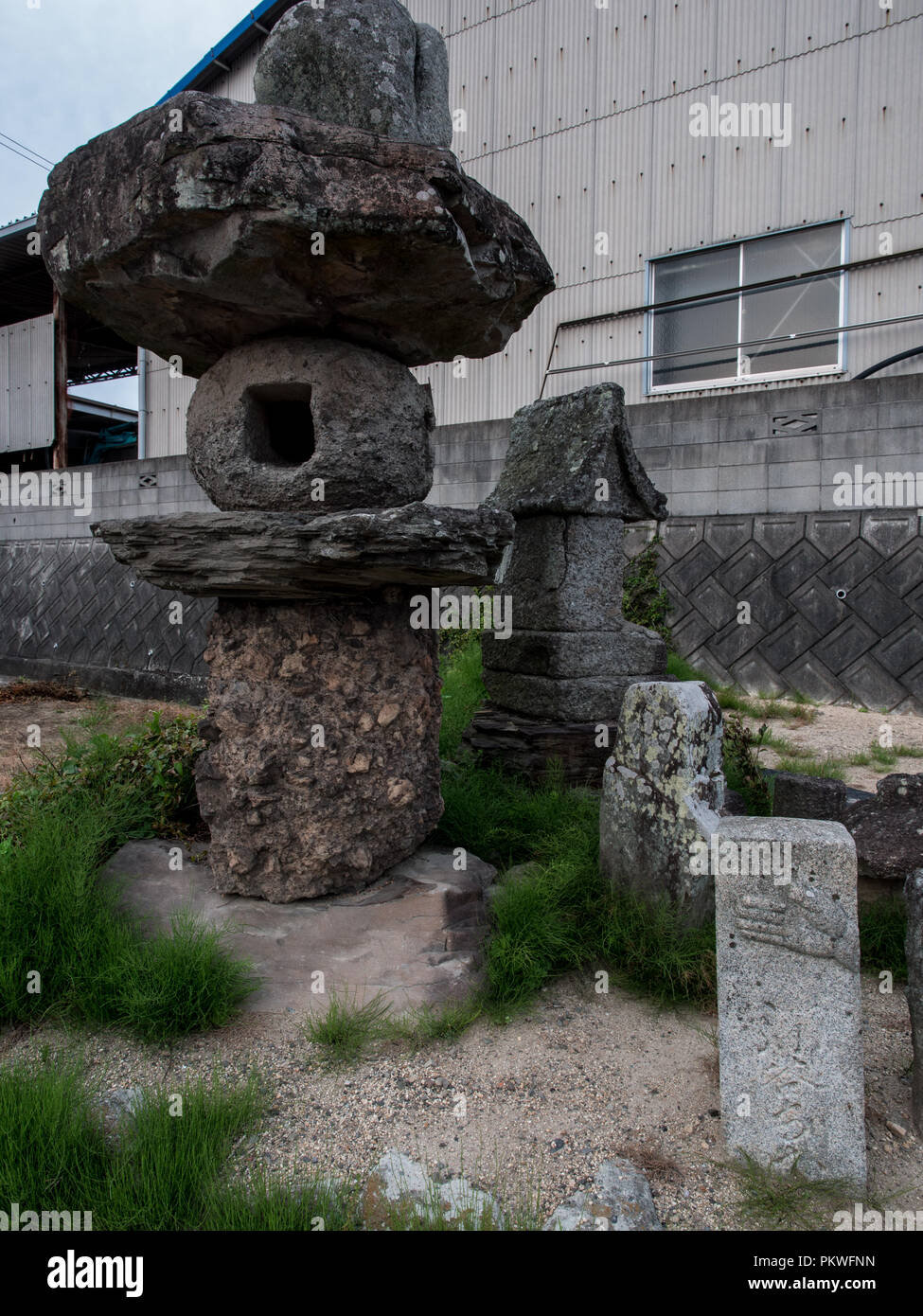 Hyoseki, dito montante di guida, henro no Michi, sentiero del pellegrino, Shikoku 88 tempio pellegrinaggio, Kagawa, Giappone Foto Stock