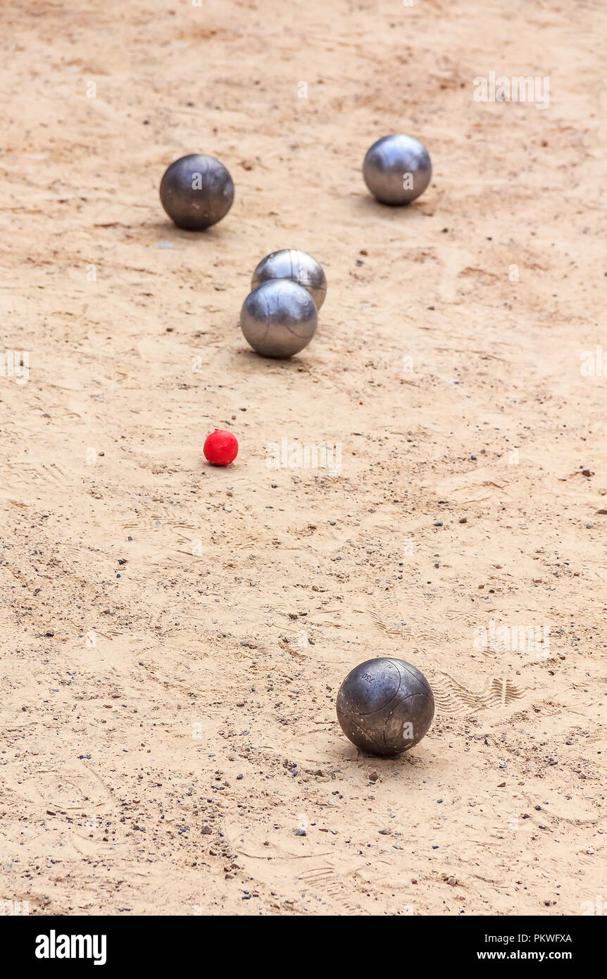 Metallo palle di bocce e una piccola presa di legno o cochonnet sulla  sabbia a Cannes, Francia Foto stock - Alamy