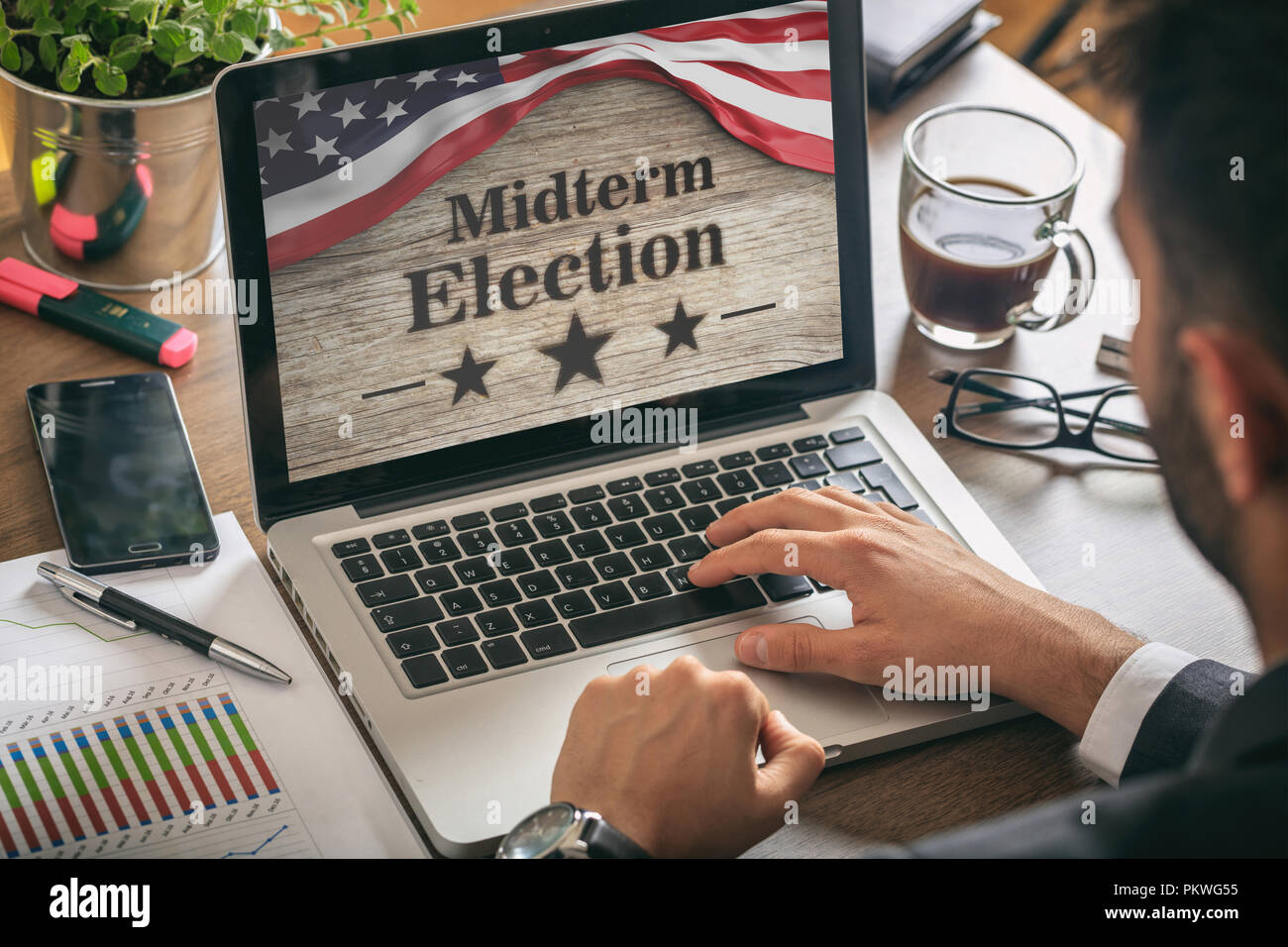 USA il voto elettronico concetto. Imprenditore con un Stati Uniti d'America elezioni intermedia sullo schermo delle immagini Foto Stock