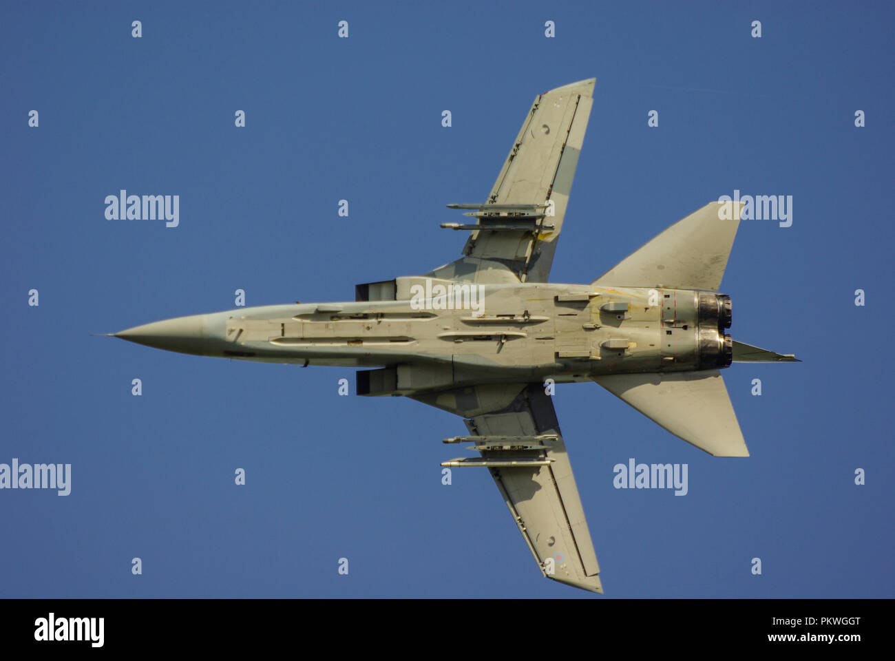Aereo da caccia a reazione Royal Air Force Panavia Tornado F3. RAF Tornado ADV che vola nel cielo azzurro. Getto veloce. Variante Tornado Air Defence Foto Stock