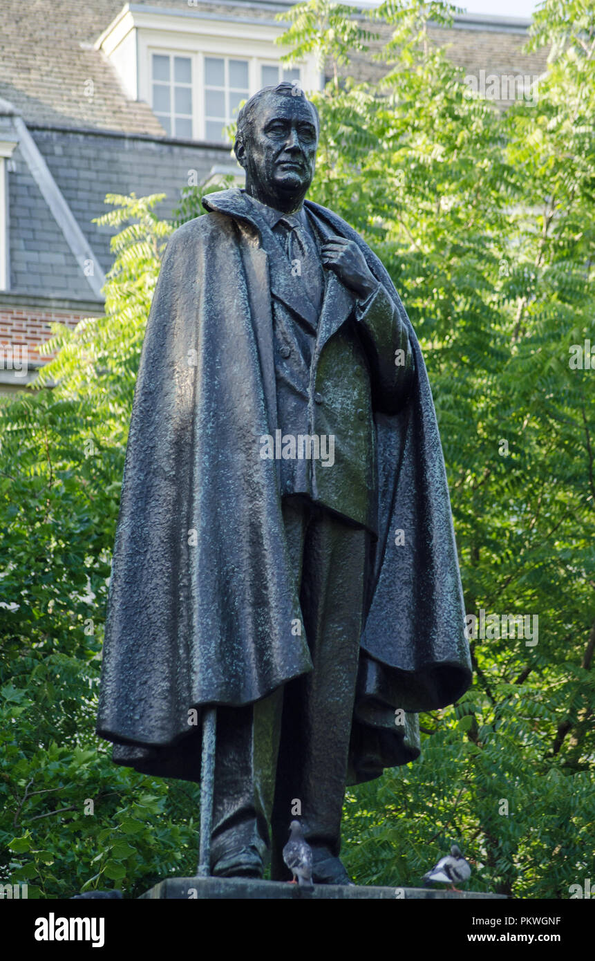 Memorial statua del presidente Franklin D. Roosevelt su un alto zoccolo nell'elegante Grosvenor Square, Mayfair, Londra. Sul display pubblico dal 1948. Foto Stock