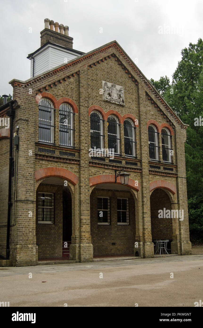 Esterno della storica principe consorte Libreria in Aldershot, Hampshire. Fondata dal principe Albert detiene molti libri e mappe di interesse militare. Foto Stock