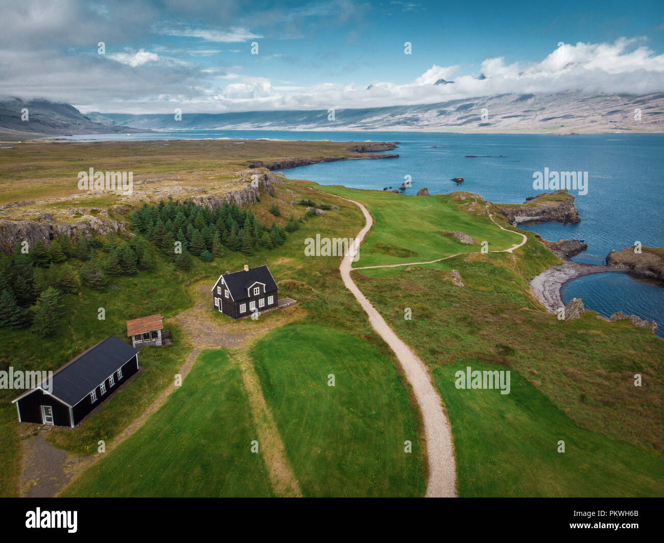 Vista aerea di case e auto sulla riva del mare, snaefellsnes, Islanda Foto Stock
